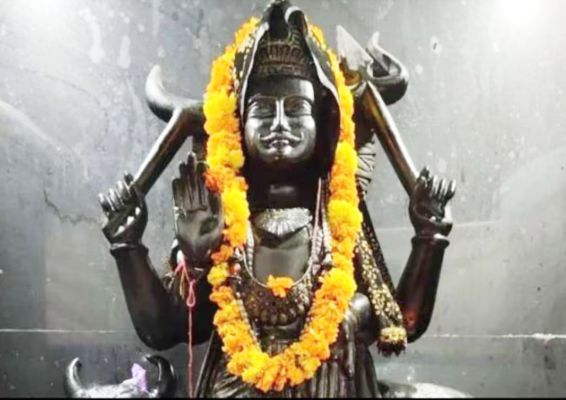 शनिदेव के मंत्र से दूर करें सारे दर्द, शनिवार को करें ये उपाय