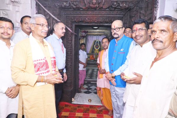 राज्यपाल रमेन डेका ने राजीव लोचन भगवान के किए दर्शन