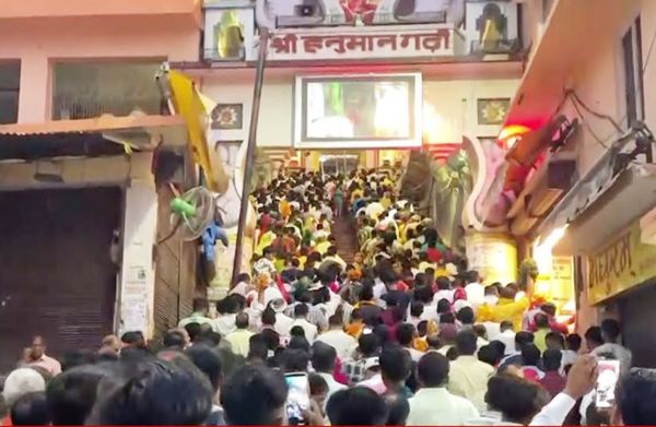 ज्येष्ठ माह के अंतिम मंगलवार को हनुमान गढ़ी मंदिर में उमड़ी भक्तों की भीड़