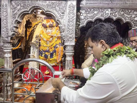 गृहमंत्री विजय शर्मा ने श्री काल भैरव मंदिर के दर्शन किए
