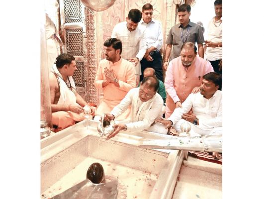 CM विष्णुदेव साय ने काशी में बाबा विश्वनाथ के दिव्य दर्शन किए