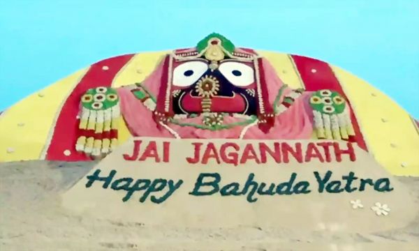बहुदा यात्रा से पहले, सुदर्शन पटनायक ने पुरी में रेत की मूर्ति बनाई