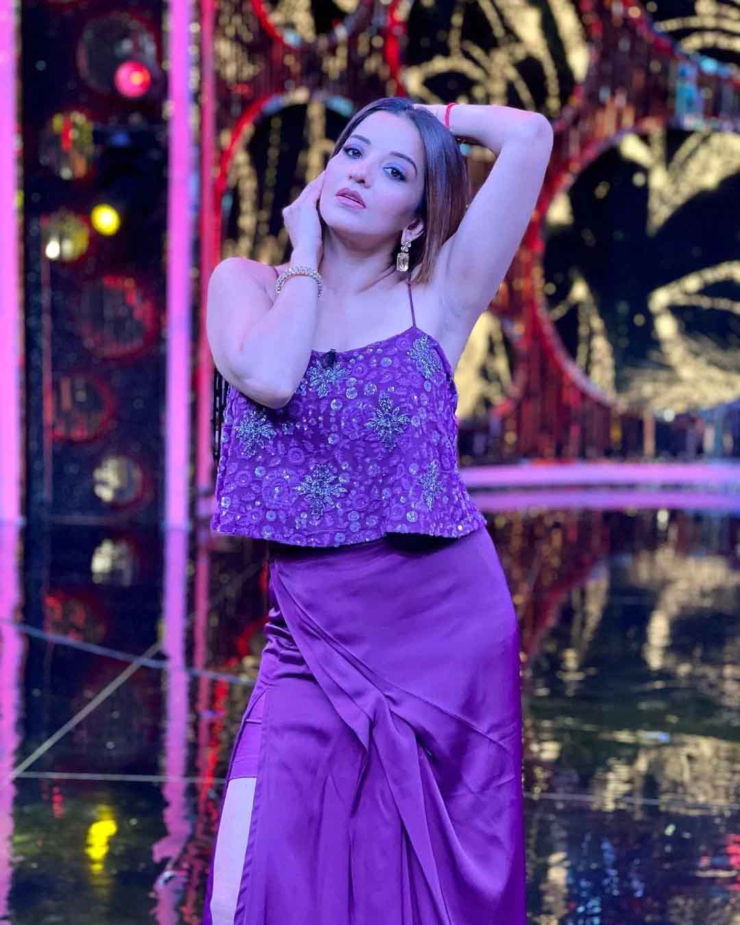   पर्पल कलर ड्रेस में मोनालिसा की हॉटनेस के दीवाने हुए फैंस, फोटोज देख थम जाएंगी सांसें