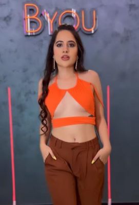  VIDEO : उर्फी जावेद ऑरेंज कलर की बिकिनी टॉप पहने अपनी अदाओं के जलवे बिखेरती दिखी