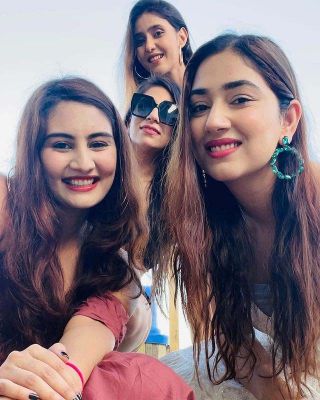  गर्ल गैंग के साथ मालदीव वेकेशन एंजॉय करती नजर आई दिशा परमार 