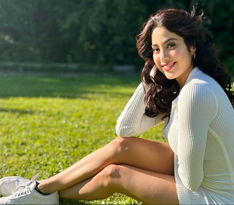 जान्हवी कपूर व्हाइट कलर की फुल स्लीव शॉर्ट बॉडीकॉन ड्रेस में लगी बेहद खूबसूरत