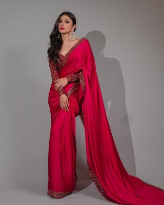 रेड साड़ी में मौनी रॉय ने दिखाई अपनी दिलकश अदाएं, सादगी से जीता लोगों का दिल 