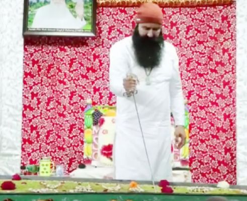  रेप और हत्या का दोषी राम रहीम का तलवार से केक काटने का ये वीडियो हुआ वायरल..पढ़े पूरी खबर