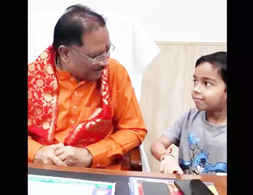नाना और नाती के लाड़-दुलार का दृश्य वायरल हो रहा सोशल मीडिया में