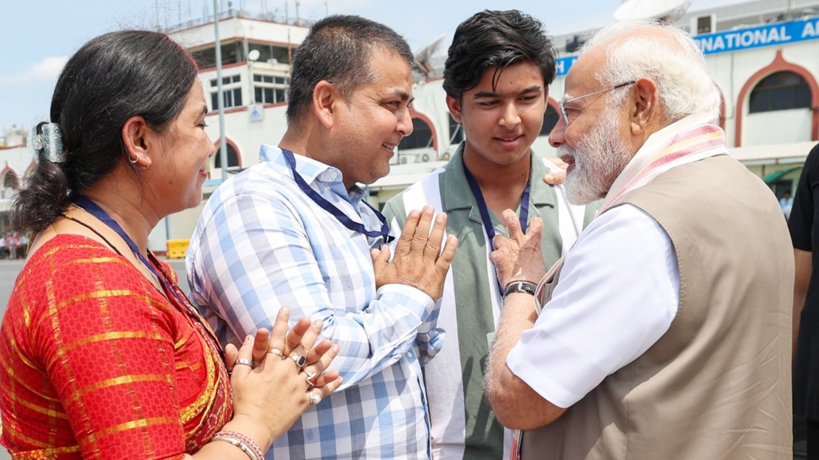 एयरपोर्ट पर प्रधानमंत्री मोदी ने इस युवा क्रिकेट खिलाड़ी से मुलाकात की