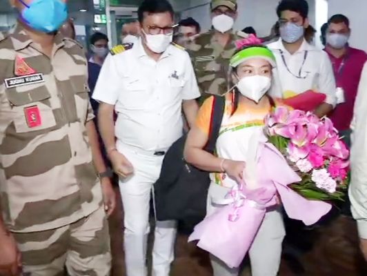  टोक्यो ओलंपिक में सिल्वर मेडल जीतने वाली मीराबाई चानू भारत लौटी, देखें विडियों