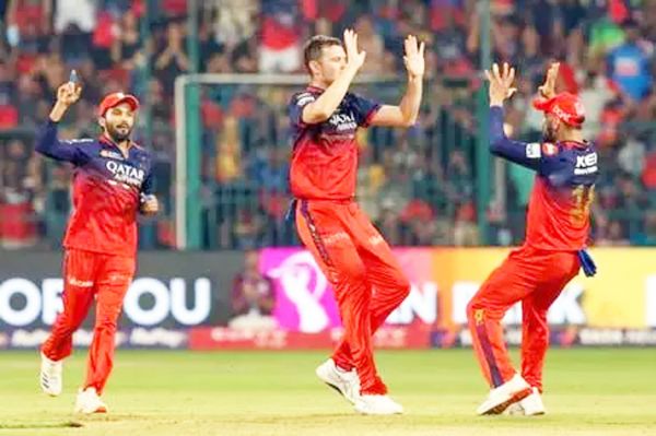 तीन विकेट लेकर पर्पल कैप की दौड़ में नूर के बराबर आए हेजलवुड