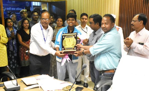 नेशनल फुटबॉल खिलाड़ी किरण पिस्दा का जिला प्रशासन बालोद ने किया सम्मानित