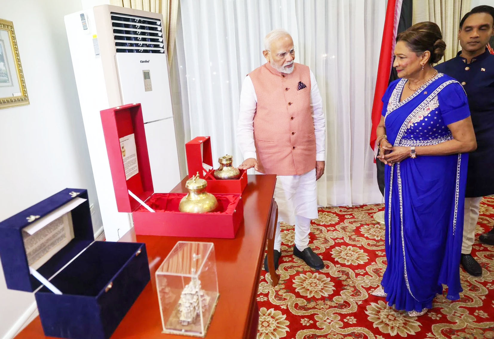 PM मोदी ने त्रिनिदाद और टोबैगो के प्रधानमंत्री को कुंभ मेले का जल उपहार में दिया