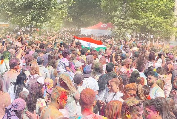 फ्रांस में होली की धूम, करीब 20,000 लोग हुए शामिल
