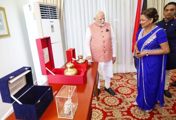 PM मोदी ने त्रिनिदाद और टोबैगो के प्रधानमंत्री को कुंभ मेले का जल उपहार में दिया